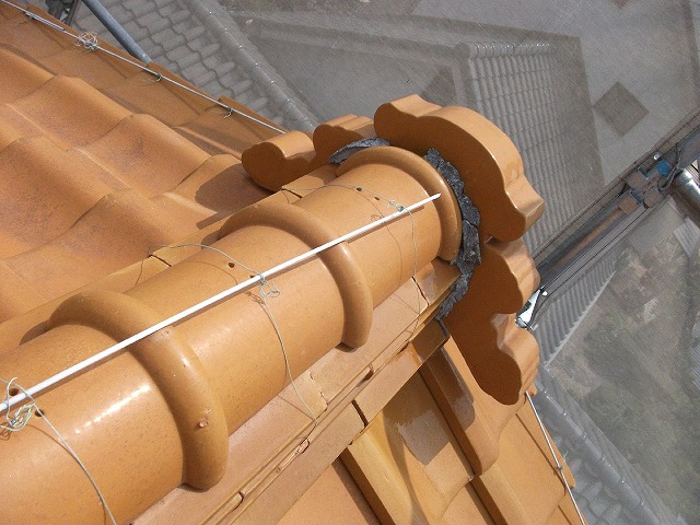 棟番線を留めた棒が曲がっている